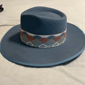 Wide brim hat